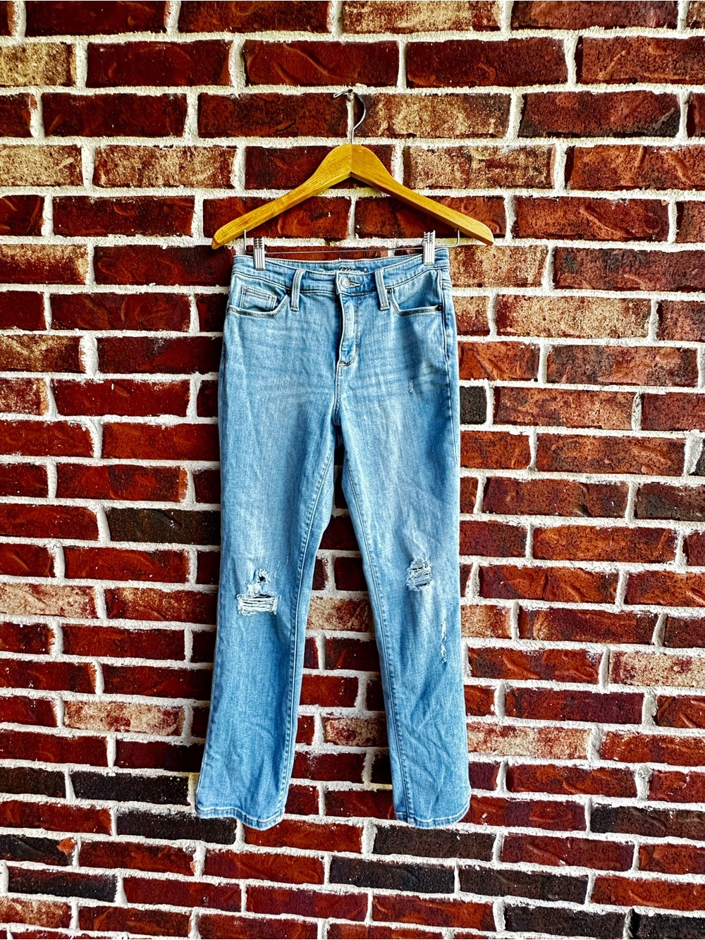 Universal Thread Light Blue Straight-Leg Jeans with Knee Distress